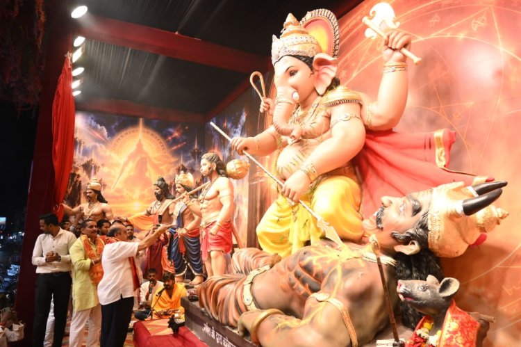 तेलीबांधा में गणेश उत्सव की भक्ति में सराबोर हुआ माहौल, विधायक पुरन्दर मिश्रा ने की भगवान गणेश की पूजा-अर्चना