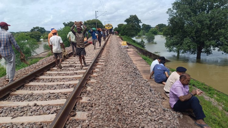 Big Breaking : रायपुर रेल मंडल में भारी जलभराव और ट्रैक धंसने से ट्रेनों के थमे पहिए