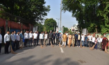 राज्यपाल डेका ने गांधी जयंती पर की साफ-सफाई
