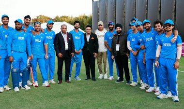 स्वर्ण पदक विजेता भारतीय क्रिकेट टीम से मिले प्रभतेज सिंह भाटिया, उत्कृष्ट प्रदर्शन को सराहकर दी बधाई