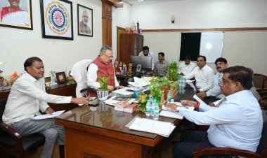 रेलवे महाप्रबंधक और वरिष्ठ अधिकारियों के साथ विधानसभा अध्यक्ष डॉ रमन सिंह ने की बैठक