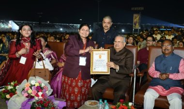 डॉ. रमन सिंह के जन्मदिन पर बना गोल्डन बुक ऑफ वर्ल्ड रिकॉर्ड, राज्यपाल और कैबिनेट मंत्रियों की मौजूदगी में 50 हजार लोगों ने किया हनुमान चालीसा पाठ