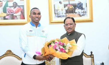 मुख्यमंत्री साय से एशियन गेम्स के कांस्य पदक विजेता एथलीट अनिमेष कुजूर ने की सौजन्य मुलाकात