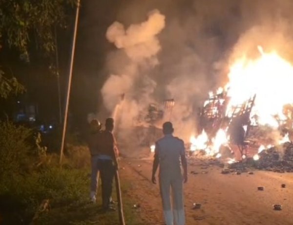 NH-53 पर भीषण हादसा: आपस में टकराए दो ट्रकों में लगी भयानक आग, ड्राइवर ने कूदकर बचाई जान