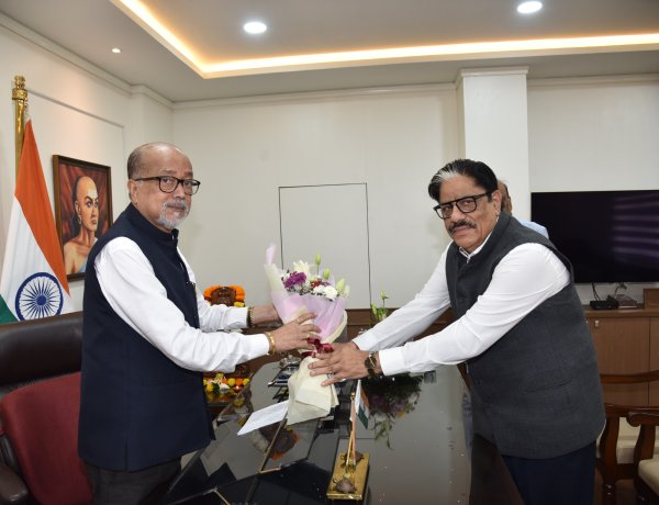 राज्यपाल रमेन डेका से राज्य नीति आयोग के उपाध्यक्ष गणेश शंकर मिश्रा ने की सौजन्य भेंट