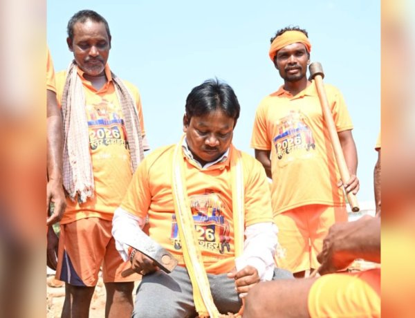 विश्व प्रसिद्ध बस्तर दशहरा : सांसद महेश कश्यप ने रथ निर्माण में किया श्रमदान, कारीगरों को बांटे वस्त्र