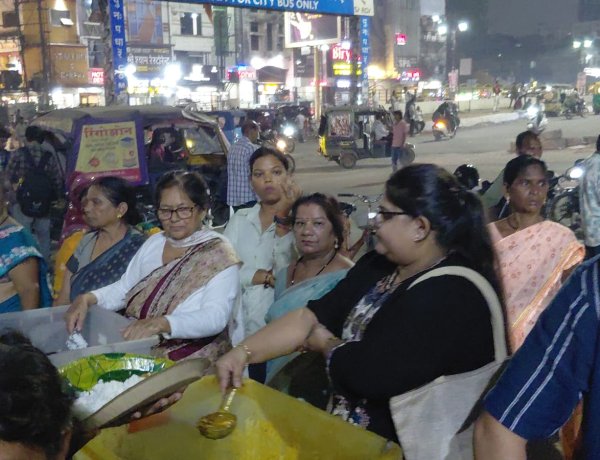सर्व धर्म संकटमोचन हनुमान मंदिर के महाभंडारे में पहुंचीं यूपी की पूर्व विधायक शारदा त्यागी, सपरिवार बांटा प्रसाद