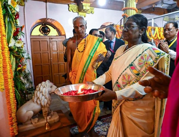 राष्ट्रपति श्रीमती द्रौपदी मुर्मु ने माँ दंतेश्वरी की पूजा-अर्चना कर देशवासियों की सुख-समृद्धि और खुशहाली की कामना की