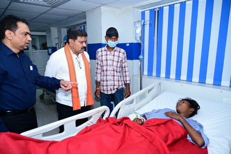 सड़क हादसे में घायलों से मिलने अस्पताल पहुंचे डिप्टी सीएम विजय शर्मा, बेहतर उपचार के दिए निर्देश