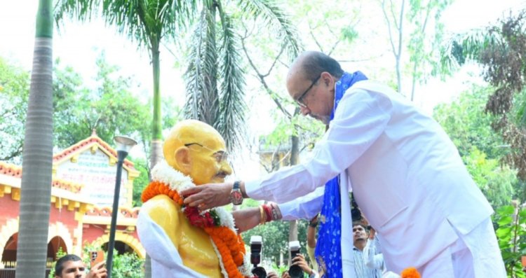 राज्यपाल डेका ने महात्मा गांधी और लाल बहादुर शास्त्री को श्रद्धांजलि अर्पित कर डॉ. अंबेडकर को किया नमन