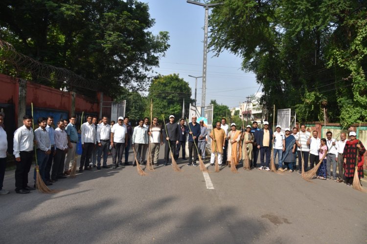 राज्यपाल डेका ने गांधी जयंती पर की साफ-सफाई