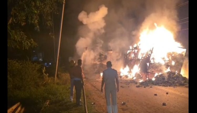 NH-53 पर भीषण हादसा: आपस में टकराए दो ट्रकों में लगी भयानक आग, ड्राइवर ने कूदकर बचाई जान