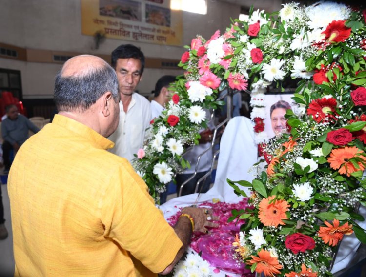 दुःख की घड़ी में मिरघानी परिवार के साथ खड़े हुए विधायक पुरन्दर मिश्रा, स्वर्गीय खेमचंद मिरघानी को दी श्रद्धांजलि