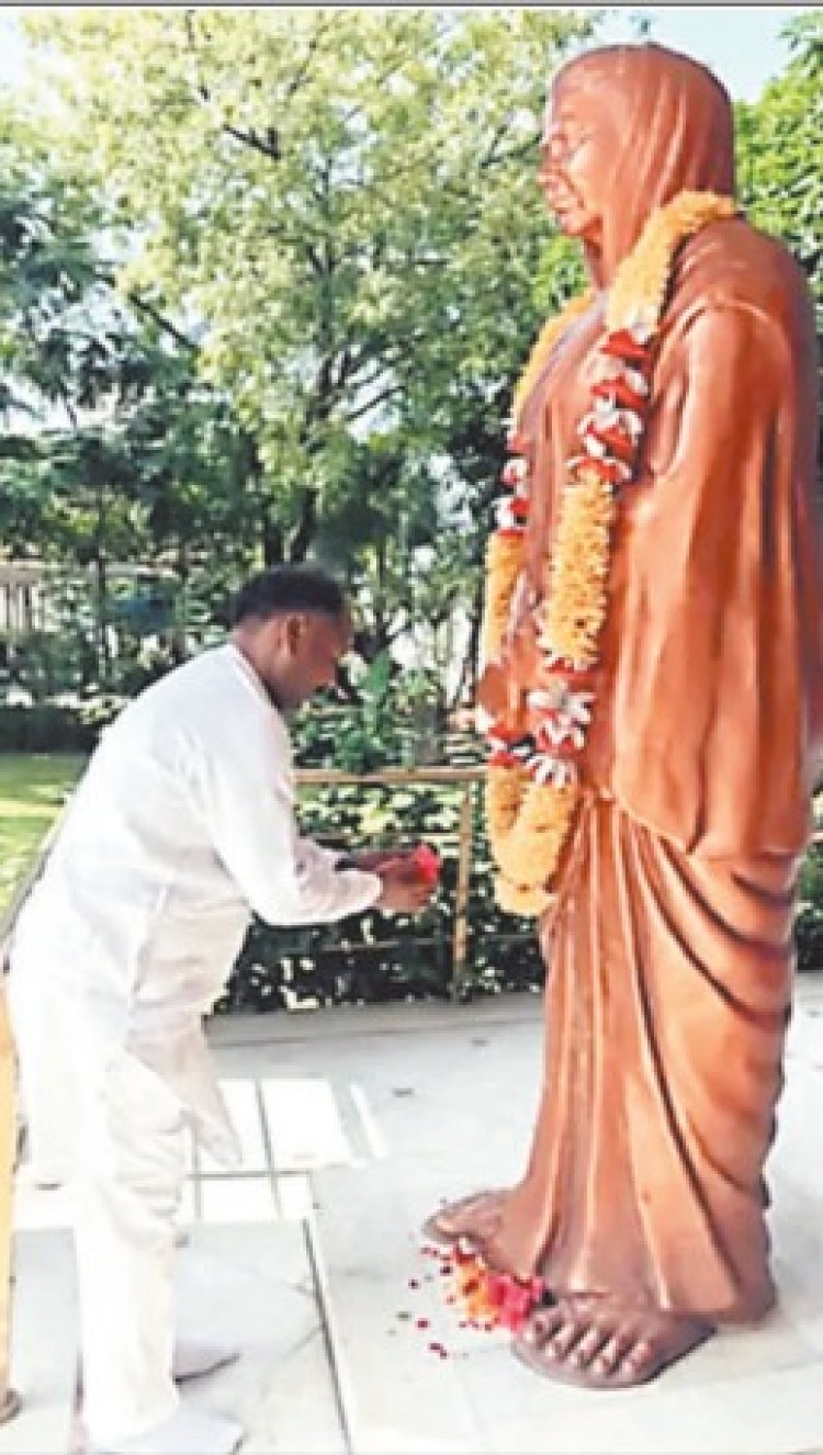 भाजपा प्रदेश संगठन महामंत्री ने राजमाता की प्रतिमा पर अर्पित किए श्रद्धासुमन
