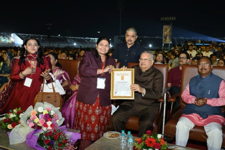 डॉ. रमन सिंह के जन्मदिन पर बना गोल्डन बुक ऑफ वर्ल्ड रिकॉर्ड, राज्यपाल और कैबिनेट मंत्रियों की मौजूदगी में 50 हजार लोगों ने किया हनुमान चालीसा पाठ