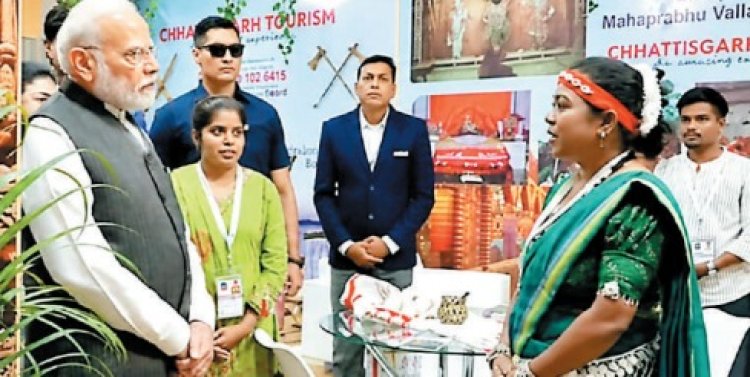 छत्तीसगढ़ की कला पर फिदा हुए पीएम मोदी, बस्तर के कलाकारों से की बातचीत